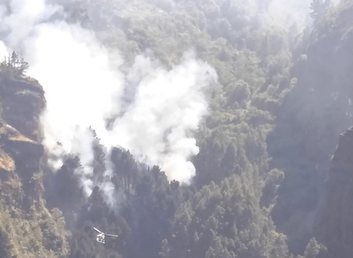 El fuego se localiza en una zona de difícil acceso (Foto TA)